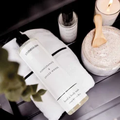 Modern Classics Pomegranate & Spiced Woods Hand & Body Wash 250Ml><noscript><img width=